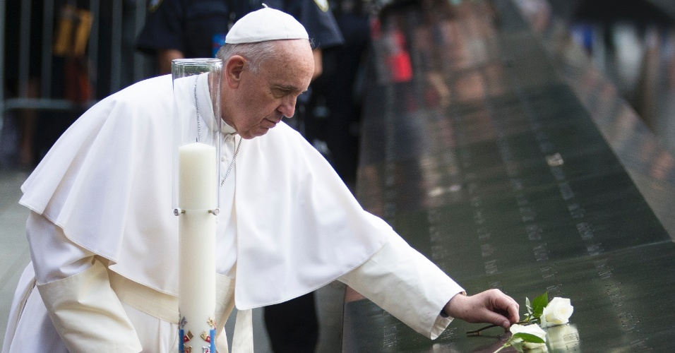 25.set.2015 - O papa Francisco deixa uma rosa branca em memorial das vítimas do 11 de Setembro, em Nova York. Francisco discursou pela primeira vez na ONU, em prévia da Assembleia Geral das Nações Unidas