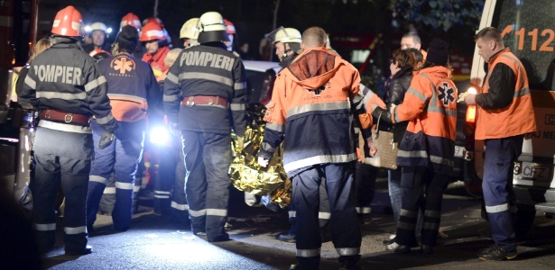 Equipes de resgate trabalham do lado de fora de uma boate que explodiu em Bucareste - Inquam Photos/Reuters