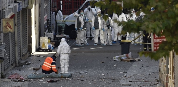 18.nov.2015 - Polícia forense recolhe material no local onde foi realizada operação policial contra suspeitos de terrorismo em Saint-Denis, no norte de Paris - Joel Saget/AFP
