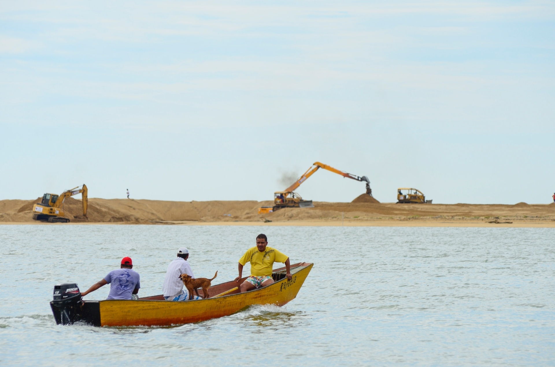 21.nov.2015 - A Justiça Estadual do Espírito Santo determinou que a Samarco, mineradora controlada pela Vale e pela anglo-australiana BHP Billiton, adote as medidas necessárias para facilitar o escoamento da água do rio Doce, no distrito de Regência, em Linhares (ES), para que ela se dissipe no mar. Com a decisão judicial, a mineradora deverá fazer a abertura imediata dos pontos de vazão naturais do rio Doce para o mar, em sua foz, e que estejam assoreados. A Samarco terá ainda de proteger acessos da água do rio Doce a outras fontes de água, como lagoas e afluentes, levando em conta pontos identificados pelo ICMBio e Iema - Gabriel Lordello/Mosaico Imagem/UOL