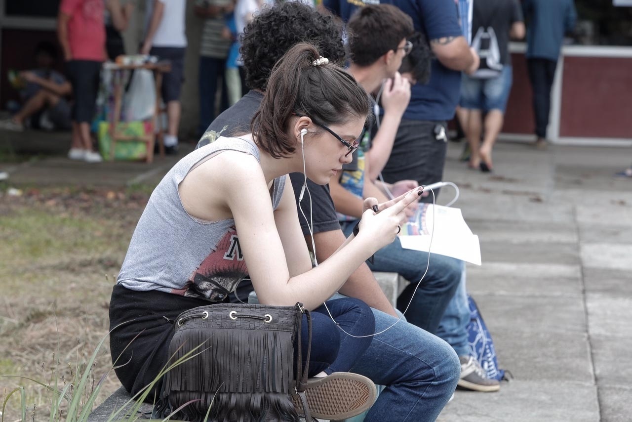 29.nov.2015 - Candidatos aguardam o início da prova na Escola Politécnica da USP (Universidade de São Paulo), na zona este de São Paulo. Eles farão a primeira fase da Fuvest 2016 neste domingo - Aline Arruda/UOL