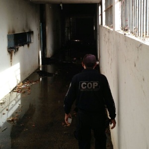 Agente penitenciário vistoria ala destruída da Casa de Custódia de Teresina - Sindicato dos Agentes Penitenciários do Piauí