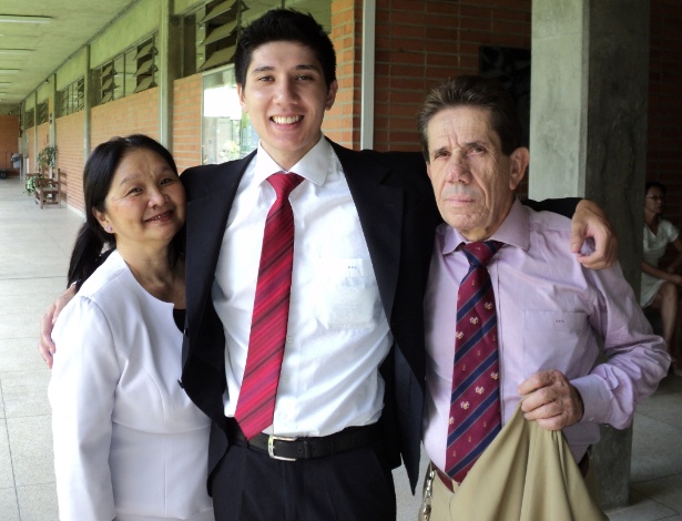 Diego Ohara Silva com seus pais - Arquivo pessoal