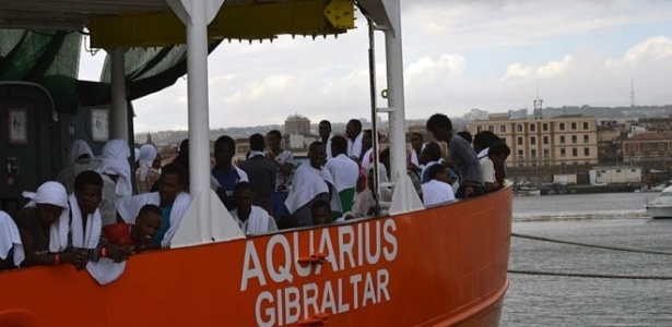 Os 551 refugiados chegaram ao porto de Catânia, na Sicília, depois de quase sete horas debaixo de chuva  - BBC Brasil