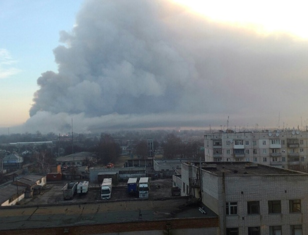 Fumaça da explosão em depósito na cidade de Balakleya - Reuters