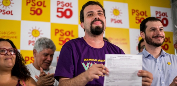 5.mar.2018 - Ao lado de Juliano Medeiros (d), Guilherme Boulos se filia ao PSOL para ser pré-candidato à Presidência da República
