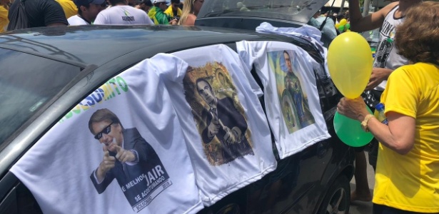 23.set.2018 - Camisetas em apoio a Jair Bolsonaro (PSL) durante ato a favor do presidenciável na Praia de Boa Viagem, no Recife (PE) - Luciana Amaral/UOL - Luciana Amaral/UOL