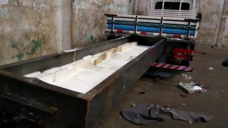 Droga estava escondida em fundo falso de caminhão - Reprodução/Polícia Civil SP