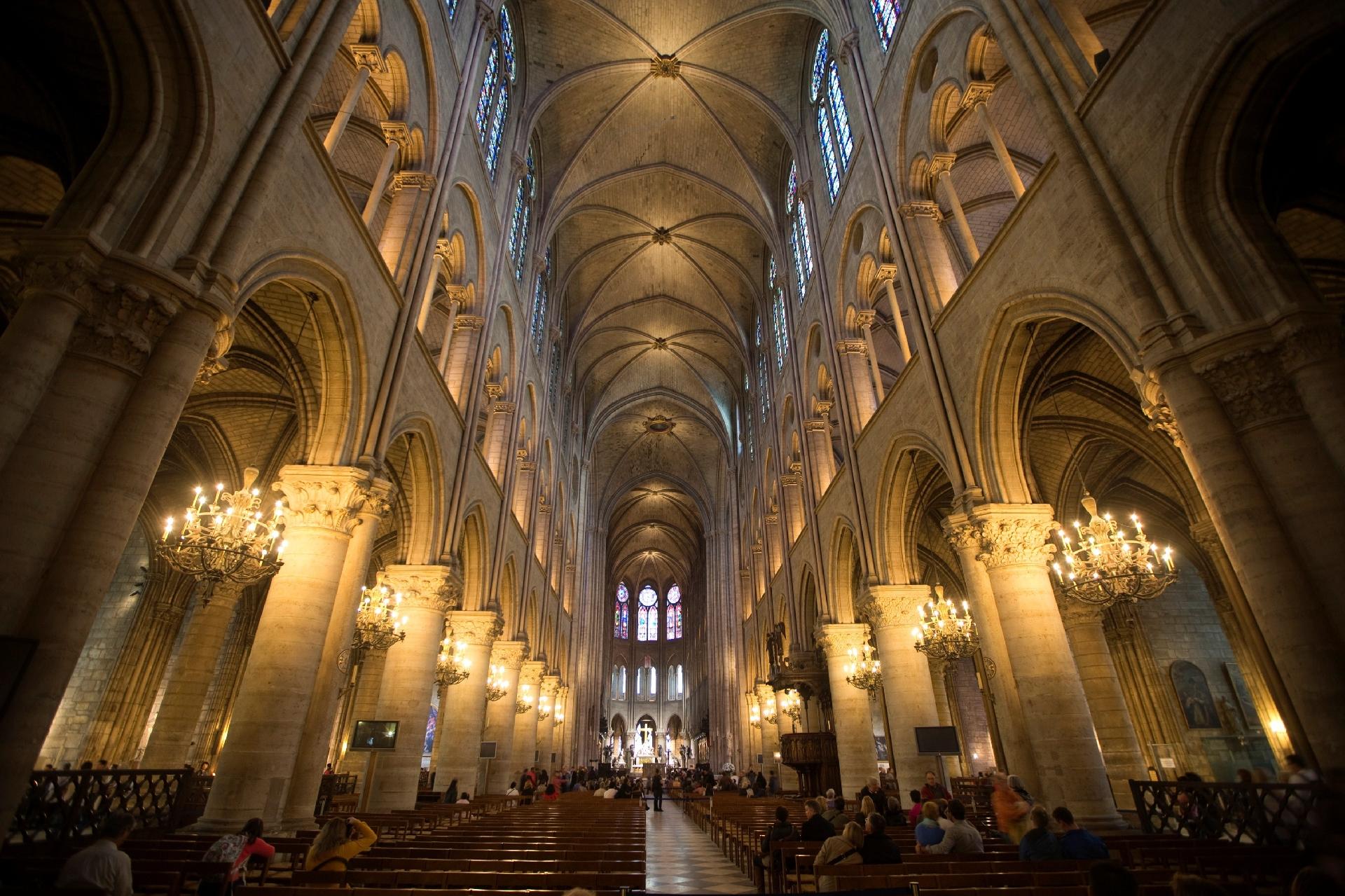 O interior da catedral de Notre-Dames antes do incêndio - Reuters