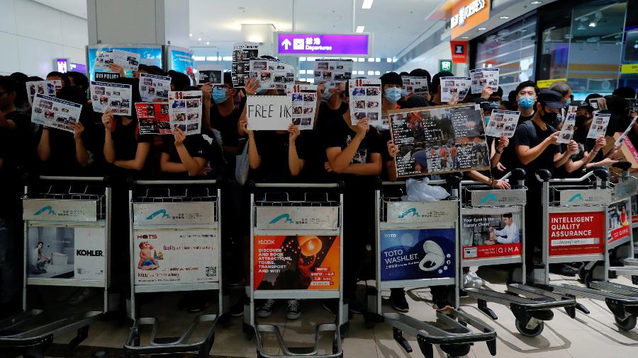 Manifestantes anti lei de extradição de Hong Kong utilizam carrinhos para impedir passageiros de embarcarem em voos - Tyrone Siu/Reuters