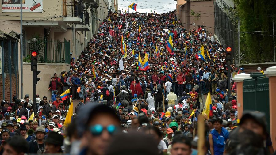9.out.2019 - Manifestantes marcham pelas rua de Quito contra o governo do presidente Lenin Moreno. Sindicatos trabalhistas, grupos de produtores rurais e de indígenas lotaram as ruas da capital do Equador - Rodrigo Buendia/AFP
