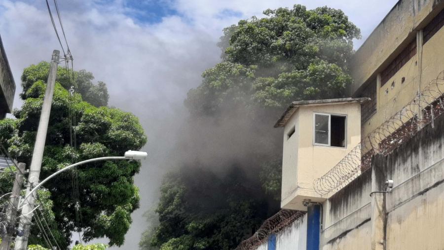 Incêndio atinge o presídio José Frederico Marques, em Benfica, na Zona Norte do Rio de Janeiro (RJ) - José Lucena/Futura Press/Estadão Conteúdo