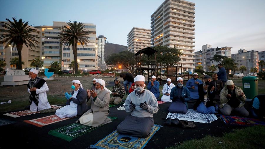 Clérigos muçulmanos rezam enquanto aguardam o início do mês sagrado do Ramadã, na Cidade do Cabo, África do Sul - Mike Hutchings/Reuters