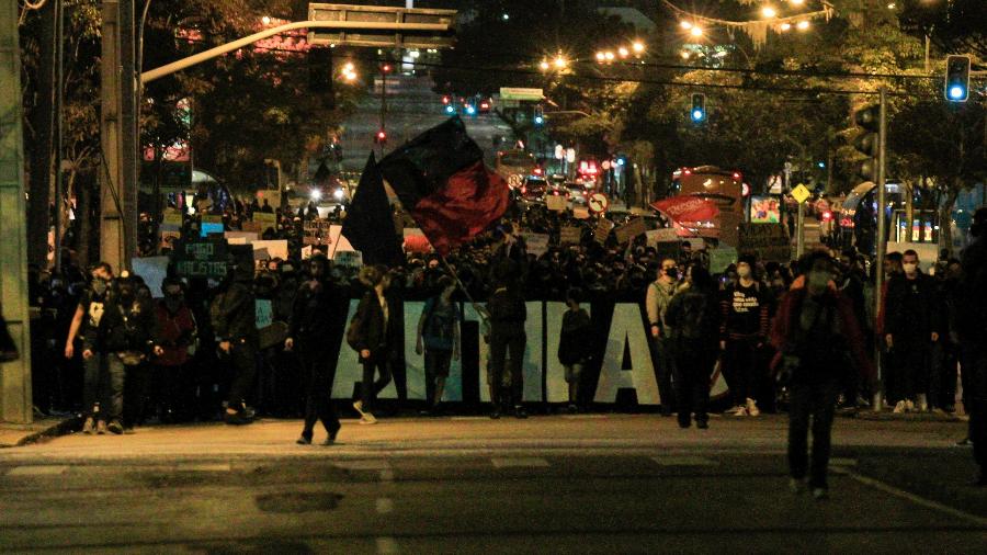 Manifestantes antifascistas marcham em Curitiba - GERALDO BUBNIAK/AGB/ESTADÃO CONTEÚDO