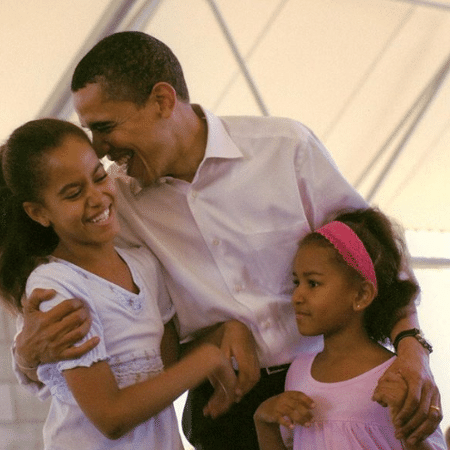 O ex-presidente dos Estados Unidos Barack Obama ao lado das filhas - Reprodução/Instagram