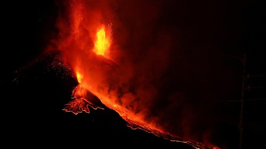 Lava escorre pelo Monte Etna, o vulcão mais ativo da Europa - Antonio Parrinello/Reuters