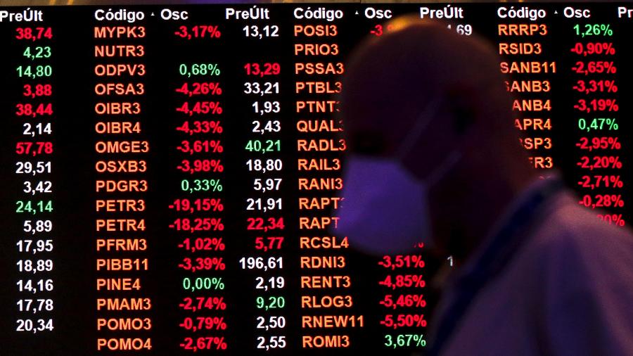 Em 2021, o dólar já subiu 9,46% em relação ao real; Ibovespa, em contrapartida, despencou 11,72% - Suamy Beydoun/AGIF/Estadão Conteúdo