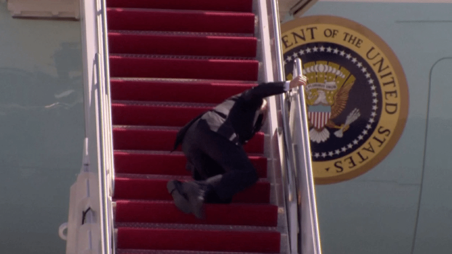 19.mar.2021 - O presidente dos Estados Unidos, Joe Biden, tropeçou e caiu nas escadas do Air Force One, antes de embarcar para Atlanta - Reuters