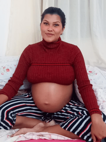 A manicure Arlete do Nascimento Pinheiro, de 22 anos, está grávida de gêmeos unidos do tórax ao abdômen - Reprodução/Arquivo Pessoal 