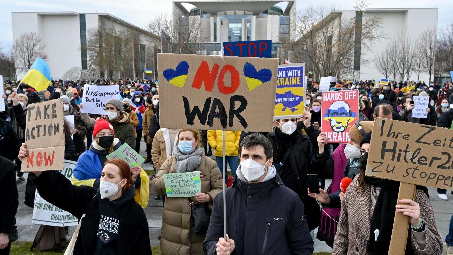 Pessoas protestam contra a invasão da Ucrânia pela Rússia, em Berlim, Alemanha - John MacDougall/AFP