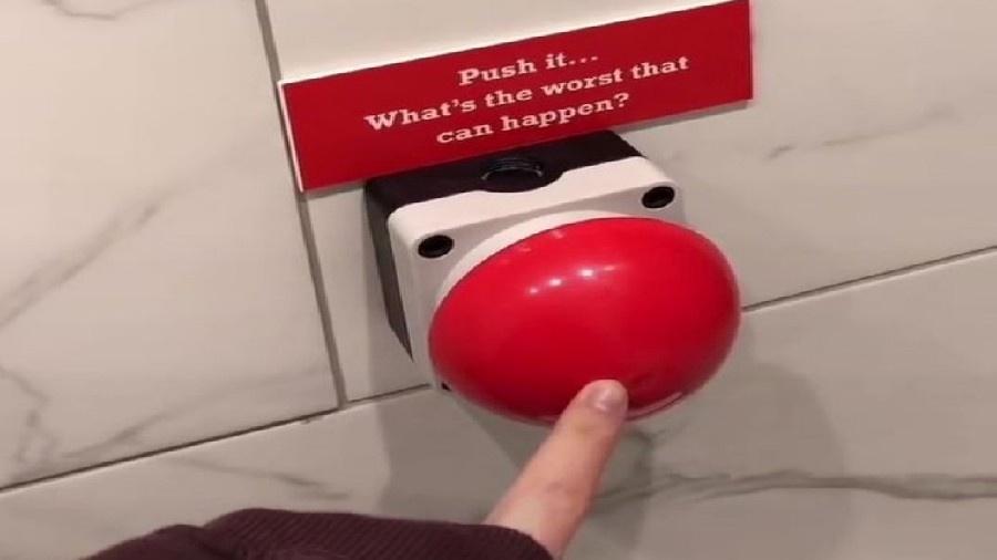 Abi Hindle aperta botão vermelho em banheiro e ganha uma experiência fora do comum - Reprodução/Redes Sociais