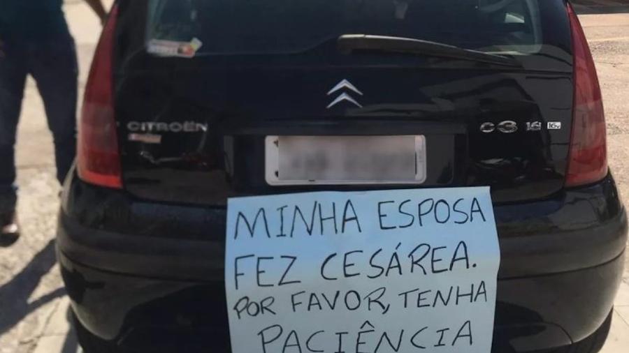 Cartaz colocado na traseira do carro por Elder de Freitas Ribeiro pedia paciência aos motoristas - Reprodução/Redes Sociais