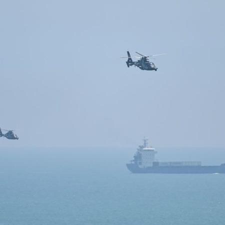 Navios e helicópteros militares chineses participam de manobras na costa de Taiwan - GETTY IMAGES