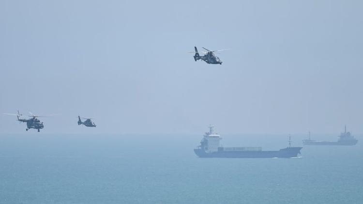 Chinese military ships and helicopters participate in maneuvers off the coast of Taiwan - GETTY IMAGES - GETTY IMAGES