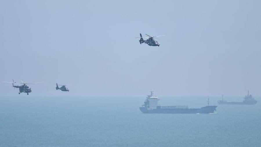 Navios e helicópteros militares chineses participam de manobras ao longo da costa de Taiwan - GETTY IMAGES