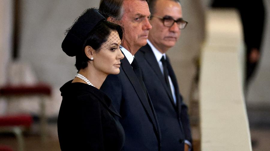 Jair Bolsonaro (PL) com a primeira-dama Michelle Bolsonaro e o pastor Silas Malafaia vão a velório da rainha Elizabeth 2ª, no Westminster Hall - Chip Somodevilla/Poolvia REUTERS