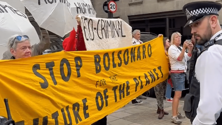 Protesto contra o presidente Jair Bolsonaro (PL) durante visita em Londres para o funeral da rainha Elizabeth 2ª - Reprodução/Twitter