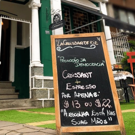 Placa do café La Croissanterie - Reprodução/Instagram