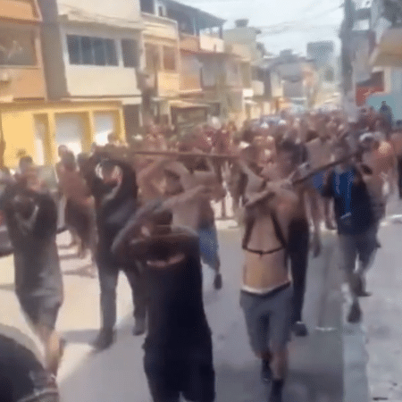 Torcedores saem de Caxias com destino ao Maracanã, portando paus e ferros - Reprodução de vídeo