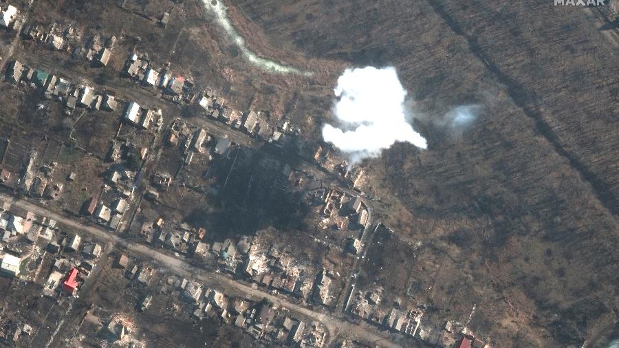 06.mar.23 - Uma imagem de satélite mostra fumaça de munições lançadas recentemente, em meio ao ataque da Rússia à Ucrânia, no sul de Bakhmut, Ucrânia - MAXAR TECHNOLOGY/via REUTERS