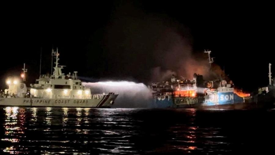  Cerca de 230 pessoas foram resgatadas após um incêndio na Lady Mary Joy 3, que viajava para a ilha de Jolono, no sul das Filipinas. - Philippine Coast Guard/Handout via REUTERS 