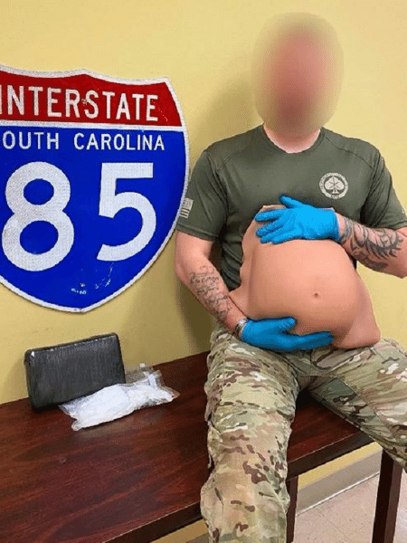 Agente da fronteira posa com a "barriga" falsa e pacote de cocaína - Divulgação/Anderson County Sheriff"s Office/Facebook
