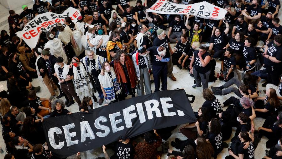 18.out.2023 - Manifestantes no Capitólio exigem cessar-fogo na Faixa de Gaza e fim da guerra entre Israel e Hamas