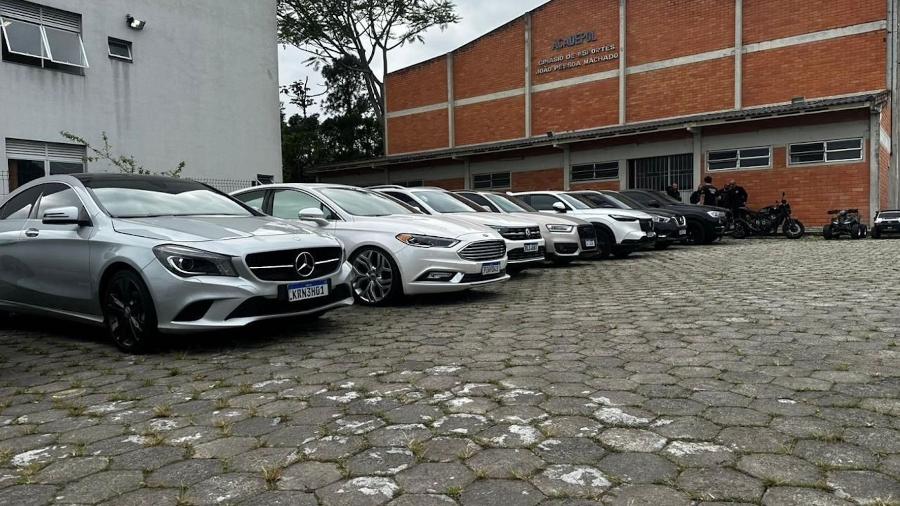 Os agentes confiscaram 33 veículos de luxo que eram usados pelos membros da quadrilha