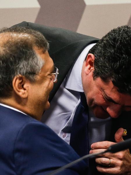 13.dez.2023 - Sergio Moro cumprimenta Flávio Dino durante sabatina no Senado para indicação ao STF