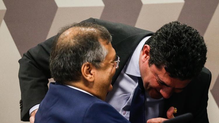 13.dez.2023 - Sergio Moro cumprimenta Flávio Dino durante sabatina