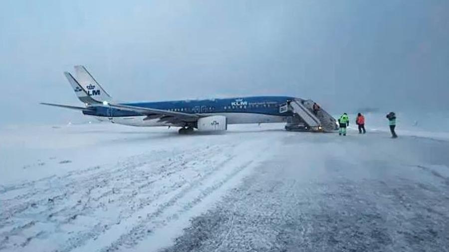 Foto que circulou nas redes sociais mostra momento em que passageiros são retirados do avião, que derrapou na hora do taxiamento