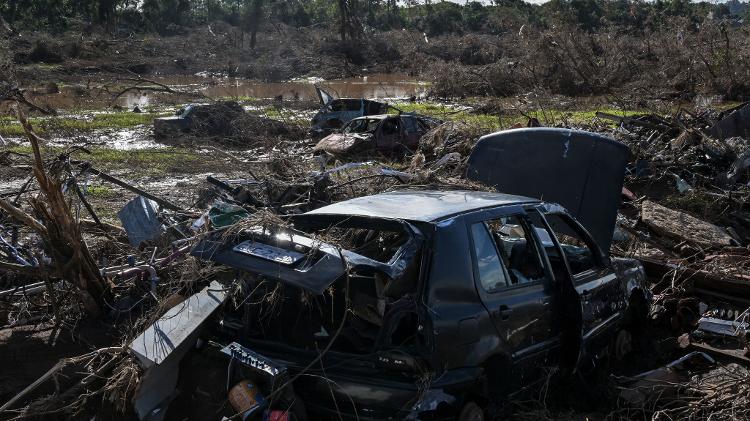 Carros destruídos em Cruzeiro do Sul, fotografados em 14 de maio 