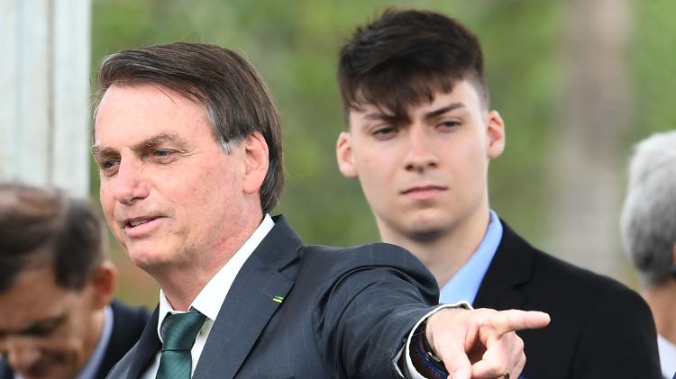 Jair Bolsonaro (à frente na imagem) e o filho Jair Renan Bolsonaro