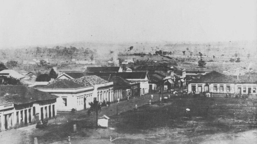 Largo da Igreja Matriz em 1898, onde hoje é a Praça XV de Novembro, em Ribeirão Preto (SP) Largo da Igreja Matriz em 1898, onde hoje é a Praça XV de Novembro, em Ribeirão Preto (SP)