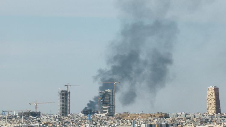 5.mar.2026 - Fumaça após ataque do Irã em Riad, na Arábia Saudita