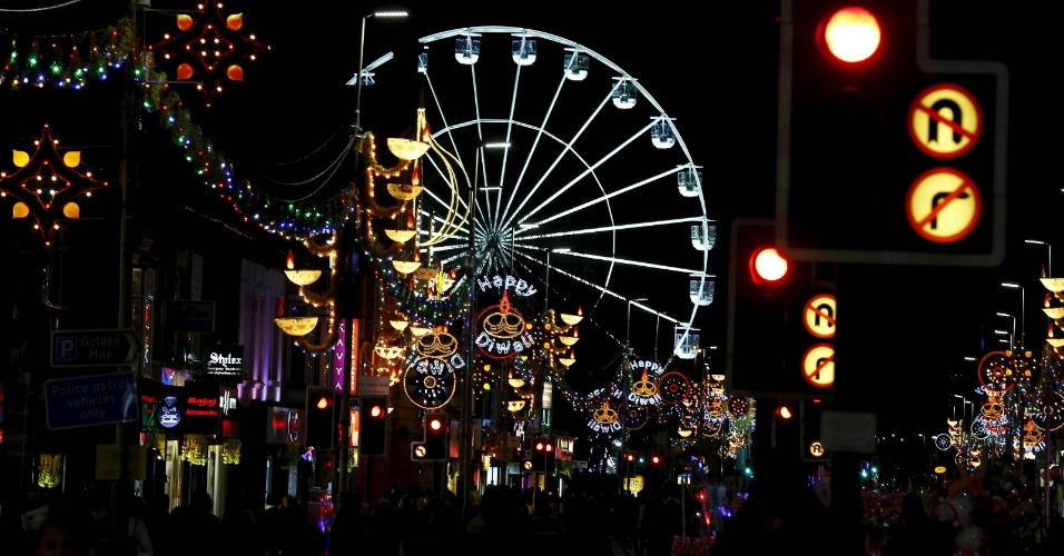 12.nov.2015 - Roda-gigante é iluminada para celebrar o Diwali, uma festa religiosa hindu, conhecida também como o festival das luzes, em Leicester, Reino Unido