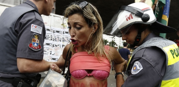 Manifestante é detida durante protesto em São Paulo - Miguel Schincariol/AFP