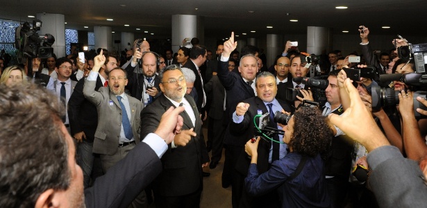 Grupos contra e a favor do afastamento da presidente Dilma protestaram no Salão Verde da Câmara dos Deputados - Luis Macedo/Câmara dos Deputados