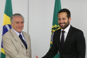 O presidente interino Michel Temer, o ministro da Educação e Cultura, Mendonça Filho, e o novo secretário nacional de Cultura, Marcelo Calero, anunciado nesta quarta-feira (18) - Alan Marques/Folhapress