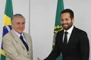 O presidente interino Michel Temer, o ministro da Educação e Cultura, Mendonça Filho, e o novo secretário nacional de Cultura, Marcelo Calero, anunciado nesta quarta-feira (18) - Alan Marques/Folhapress